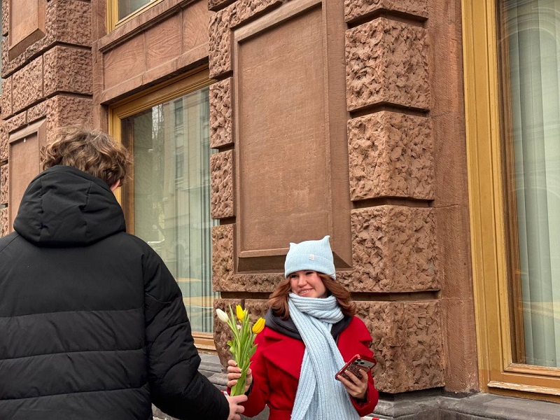 улыбки от москвичей