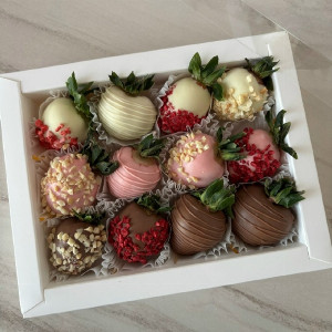Chocolate-Covered Strawberries "Flavor Trio" with delivery Yekaterinburg