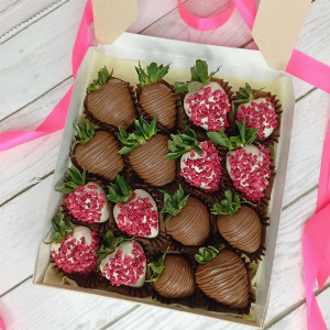 Strawberry "Berry Whisper" with delivery Yekaterinburg
