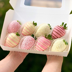 Snowy Waltz Chocolate Covered Strawberries with delivery Yekaterinburg