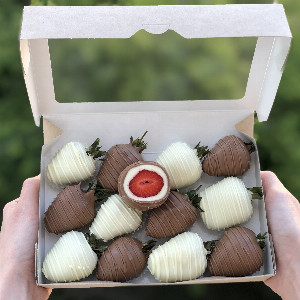 Chocolate-Dipped Strawberry Set "Two Chocolates" with delivery Yekaterinburg