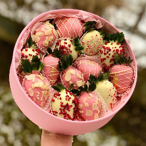 Gift box set "Strawberry Delight in Chocolate" with delivery Yekaterinburg