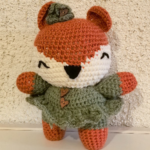 Вязаная игрушка "Лесная модница" с доставкой в Екатеринбурге