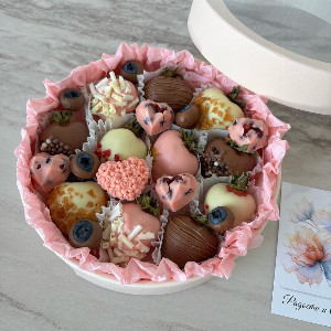 Chocolate-Covered Strawberries "Flavor Explosion" with delivery Yekaterinburg