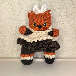 Вязаная игрушка "Ученая кошечка" с доставкой в Екатеринбурге