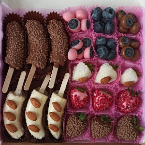 Berry Triumph Chocolate Set with delivery Yekaterinburg