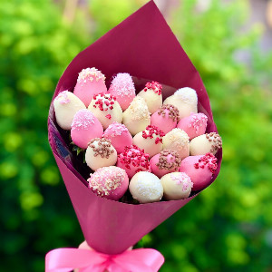 Strawberry in Chocolate "Raspberry Heart" with delivery Yekaterinburg