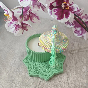 Spicy Pear Scented Candle with Tray with delivery Yekaterinburg