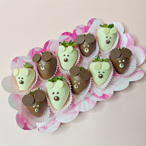 Chocolate Covered Strawberries "Sweet Bears" with white and milk chocolate with delivery Yekaterinburg