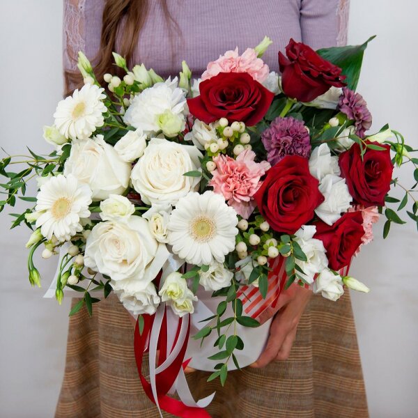 White rose 50 cm - 3, Red rose 50 cm - 5, Carnation white, cream - 2, lisianthus - 3, Gerbera white - 3, Lilac carnation - 3, Pink carnation - 3, Round flower box small , Oasis, Wrapping Paper, Hypericum, Eucalyptus parvifolia (1 pc.), Aspidistra (1 pc.)