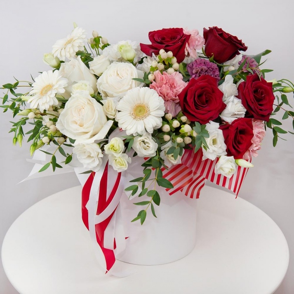 White rose 50 cm - 3, Red rose 50 cm - 5, Carnation white, cream - 2, lisianthus - 3, Gerbera white - 3, Lilac carnation - 3, Pink carnation - 3, Round flower box small , Oasis, Wrapping Paper, Hypericum, Eucalyptus parvifolia (1 pc.), Aspidistra (1 pc.)