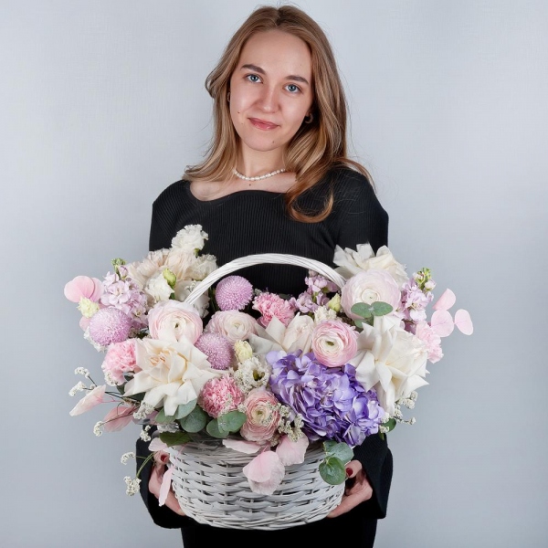 Хризантема одноголовая Момоко фиолетовая - 3, Гортензия голубая/фиолетовая - 1, Роза пионовидная 'OHara' белая - 9, Ранункулюс розовый - 5, Маттиола сиреневая - 3, Лизиантус - 2, Гвоздика розовая - 15, Корзина средняя, Оазис, Лимониум, Сухоцветы в ассортименте, Эвкалипт