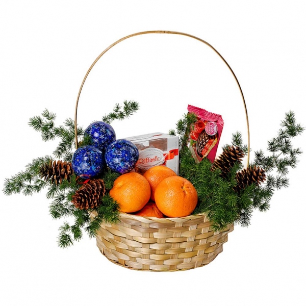 Cookies, 1 package, Tangerine, 1 pc., Spruce branches (1pc.), Medium Basket, Box of candies «Raffaello» 150 g, Christmas decor (set)