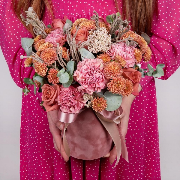 Pink carnation - 5, Pink rose 50 cm - 5, Daisy poms Santini pink, purple - 5, Round flower box small , Oasis, Ozotamnus, Brunia Green Lanuginosa (1 pc.), Eucalyptus, Wrapping Paper