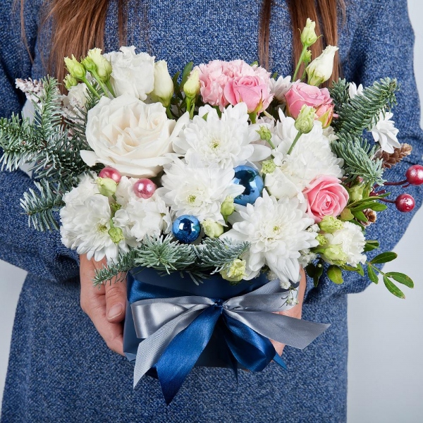 White rose 50 cm - 3, Baltica White Spray Chrysanthemum - 1, lisianthus - 2, Bright pink spray rose mix, 50 cm - 2, Pink carnation - 2, Spruce branches (1pc.), Oasis, Christmas decor (set), Wrapping Paper