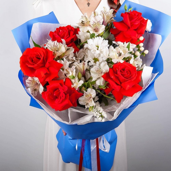 Red rose Nina 50 cm - 7, Bacardi White Spray Chrysanthemum - 3, Alstromeria white, soft pink - 9, White spray carnation - 2, Hypericum, White statice, Wrapping Paper