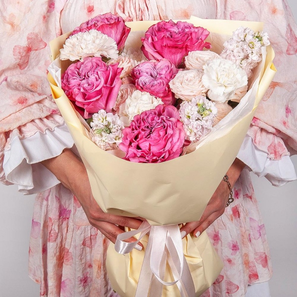 Pink rose Country Blues 50 cm - 5, Peony sprayrose - 2, Baltica White Spray Chrysanthemum - 1, Matthiola Lilac - 3, Carnation white, cream - 7, Wrapping Paper