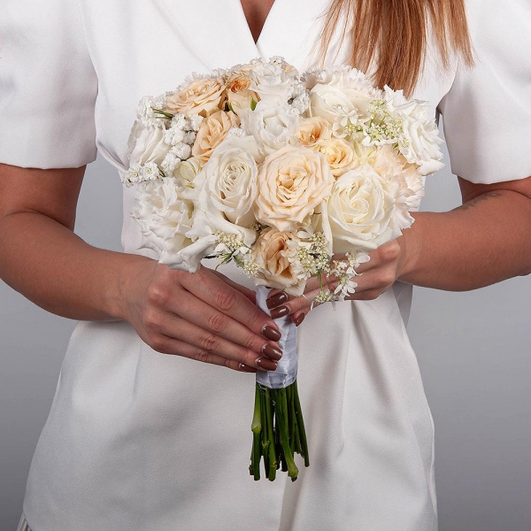 Гвоздика белая, кремовая - 7, Роза Эквадор белая 50 см   - 5, Роза кустовая белая, кремовая, нежно-розовая 50 см - 2, Лизиантус - 4, Гипсофила - 2, Лента