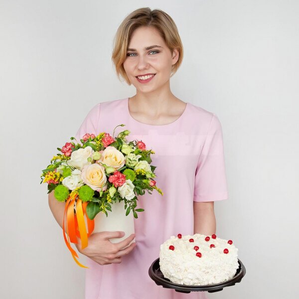Rose Cream 50 cm - 5, Athos pom Feeling Green - 3, lisianthus - 4, Pink spray carnation - 4, Round flower box small , Oasis, Film, Solidago (1 pc.), Pistachio, Ribbon, Cake in assortment