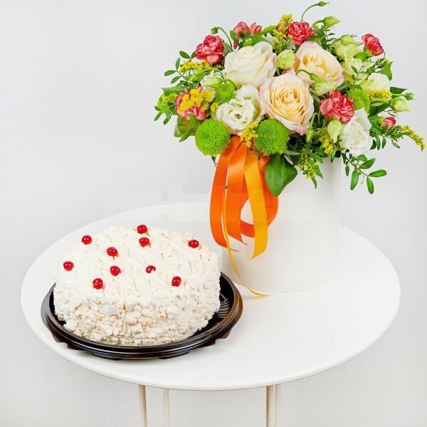 Rose Cream 50 cm - 5, Athos pom Feeling Green - 3, lisianthus - 4, Pink spray carnation - 4, Round flower box small , Oasis, Film, Solidago (1 pc.), Pistachio, Ribbon, Cake in assortment