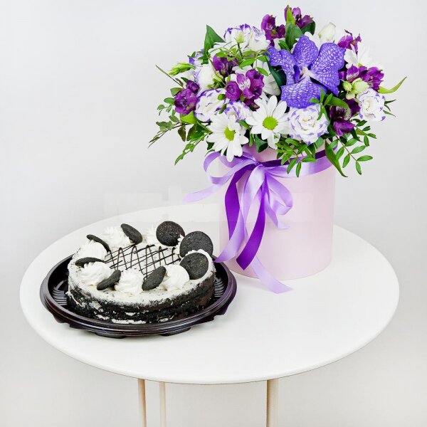 Vanda Orchid bud - 2, Alstromeria lilac, purple - 3, Bacardi White Spray Chrysanthemum - 5, Purple Lisianthus (Eustoma) - 4, Round flower box small , Oasis, Film, Flask for orchids, Aspidistra (1 pc.), Pistachio, Ribbon, Cake in assortment