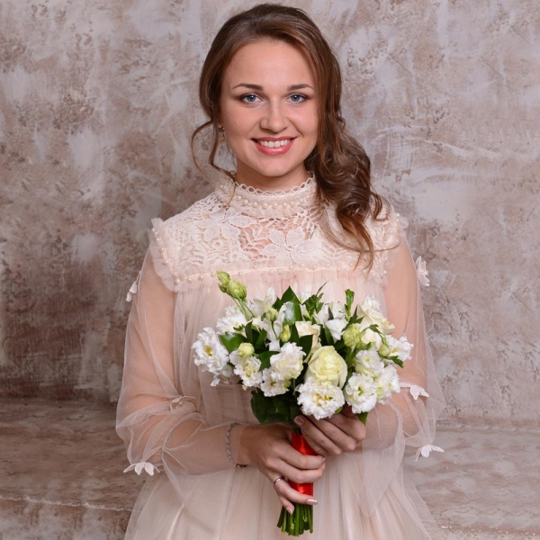 Букет невесты "Совершенство" с розами, фрезиями и лизиантусами