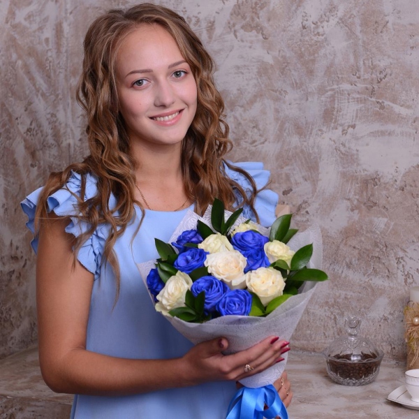 Роза синяя 50 см - 9, Роза Эквадор белая 50 см   - 8, Рускус, Современная упаковка