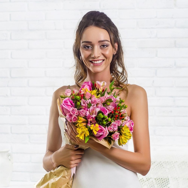 Pink rose 50 cm - 7, Bright pink spray rose mix, 50 cm - 7, Alstromeria white, soft pink - 3, Alstromeria Yellow, Orange - 3, Hypericum, Wrapping Paper