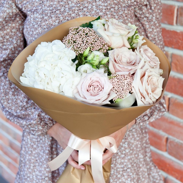  White Hydrangea - 1, lisianthus - 5, Rose Powder 50 cm Ecuador (Quicksand, Menta) - 8, Ozotamnus, Wrapping Paper