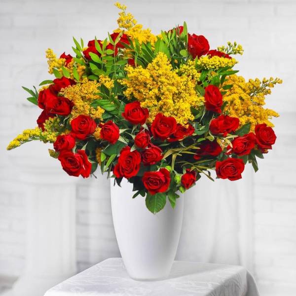Spray rose: red 50 cm - 15, Solidago (1 pc.), Pistachio, Mesh (Abaka), Ribbon