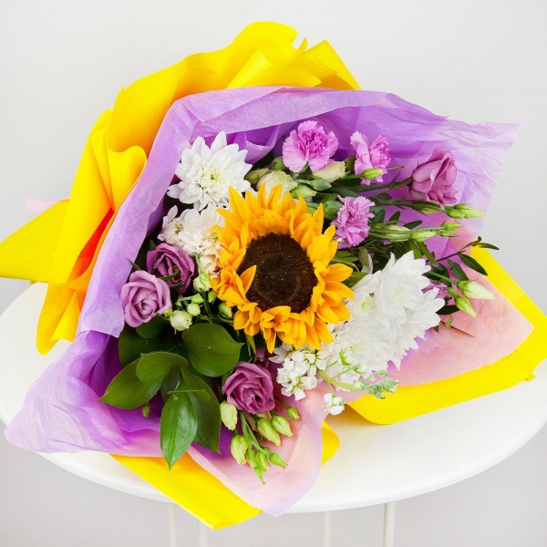 Хризантема кустовая Балтика белая - 2, Лизиантус (Эустома) розовый - 3, Гвоздика кустовая розовая - 2, Подсолнух - 1, Маттиола белая - 1, Фисташка, Рускус, Современная упаковка