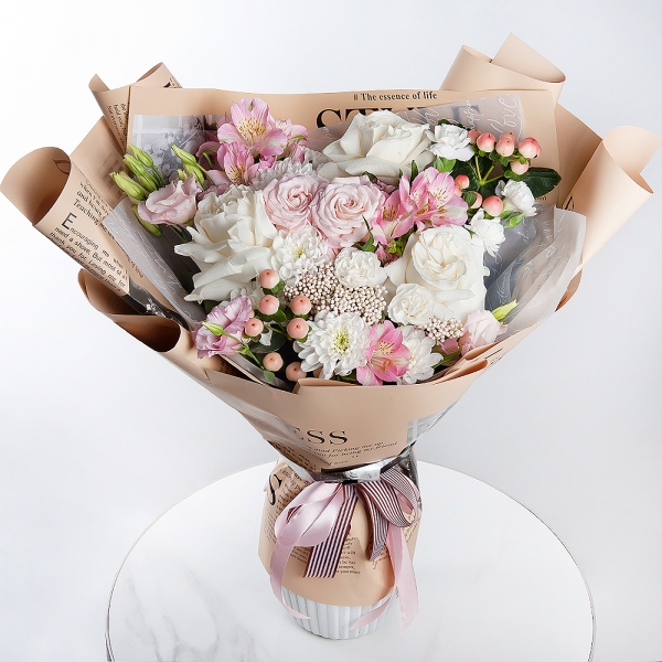 Роза Эквадор белая 50 см   - 3, Хризантема кустовая Балтика белая - 3, Лизиантус (Эустома) розовый - 1, Роза кустовая розовая, ярко-розовая 50 см - 2, Альстромерия белая, нежно-розовая - 3, Гвоздика белая, кремовая - 3, Озотамнус, Гиперикум, Современная упаковка