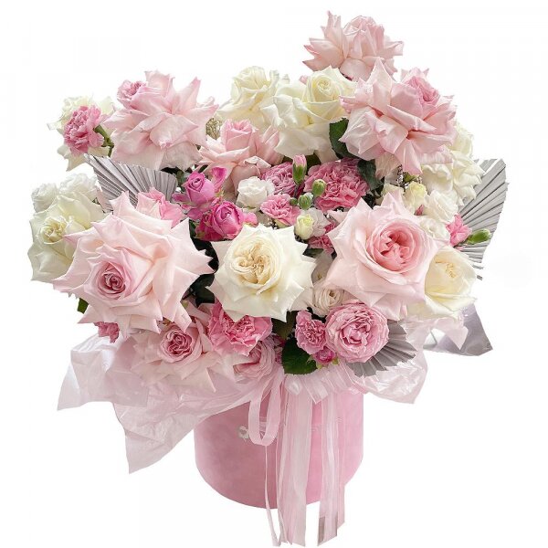 Baltica White Spray Chrysanthemum - 4, Peony sprayrose - 3, Peony rose pink 'OHara' - 11, lisianthus - 3, Pink carnation - 17, Pink spray carnation - 4, Rose Pink 50 cm Ecuador (Chelo, Hermosa, Novia, Titanik, Engagement, Pink Mondiale) - 7, Round flower box medium, Oasis, Ribbon, Ozotamnus, Dried flowers in assortment