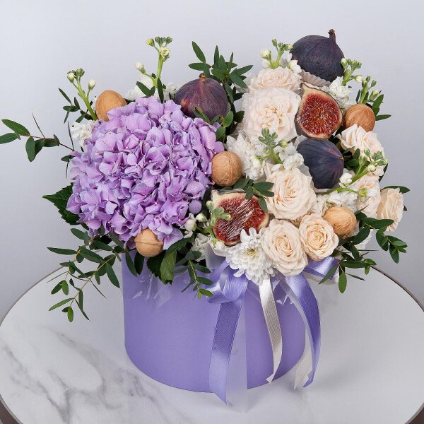 Blue/purple hydrangea - 1, White Matthiola - 7, Peony sprayrose - 3, Baltica White Spray Chrysanthemum - 4, Round flower box medium, Oasis, Eucalyptus parvifolia (1 pc.), Walnut (10 pieces), Fig, Wooden skewer, Ribbon