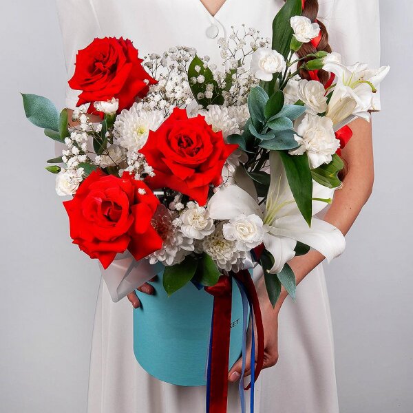 Red rose Nina 50 cm - 3, Gypsophila - 1, Baltica White Spray Chrysanthemum - 1, White spray carnation - 3, Carnation white, cream - 1, Lilies - 1, Round flower box medium, Oasis, Ruscus, Ribbon