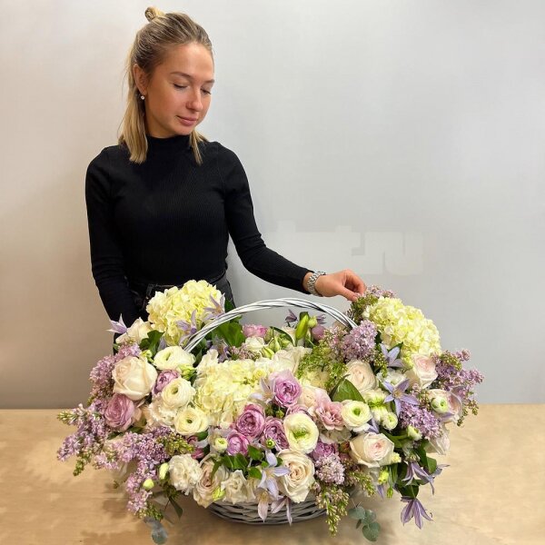  White Hydrangea - 5, Spray peony rose Misty Bubbles, 50 cm - 10, Lilac Bush - 10, Peony style roses - 21, Pink lily - 1, lisianthus - 10, Ranunculus White - 10, Large Basket, Oasis, Eucalyptus Cinerea, Clematis branch